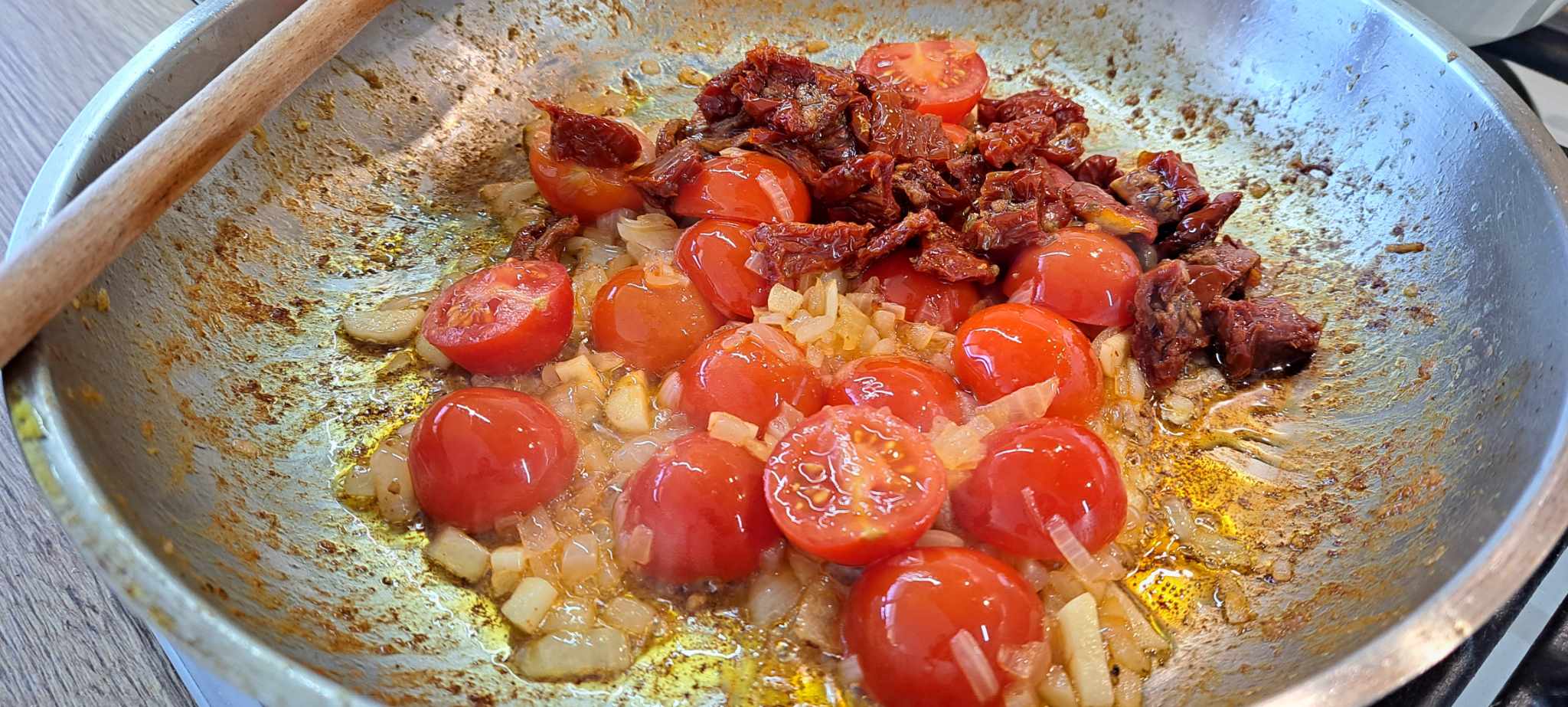 Nakrájané sušené paradajky pridáme do panvice.